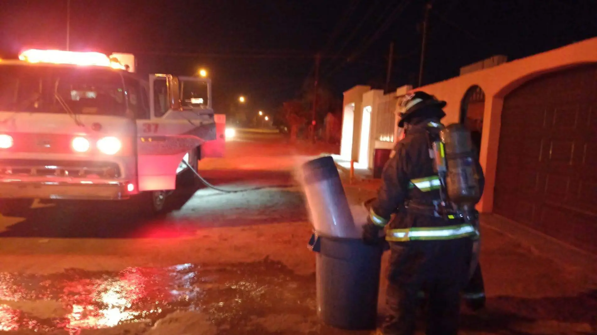 Bomberos tuvieron que vaciar el contenido del tanque de gas dañado por la oxidación. para evitar algún flamazo en un domicilio de la avenida Chiapas entre calles 37 y 38.